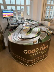 Circuit racing miniature installé pour un team building