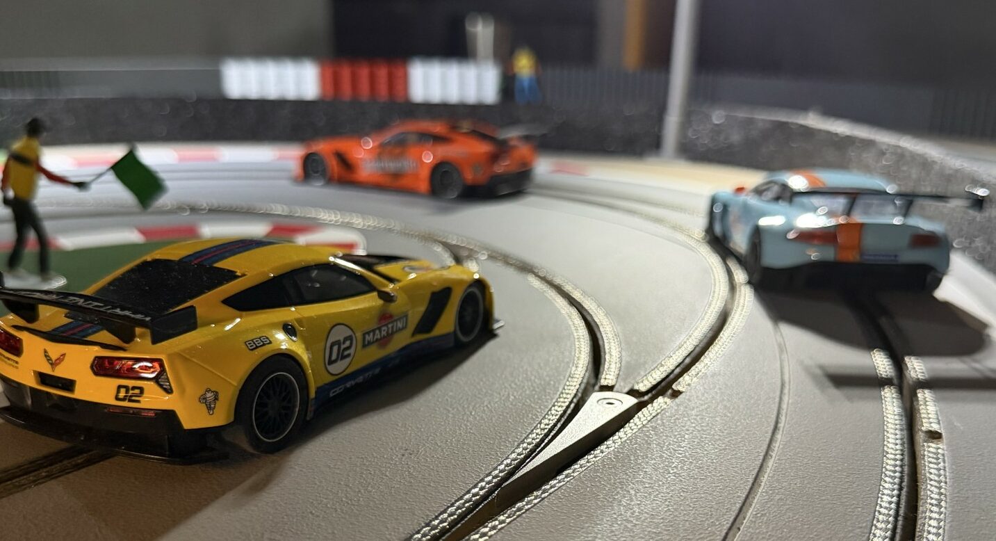 Voitures miniatures électriques en course sur circuit Good Time Racing - animation team building et séminaire entreprise
