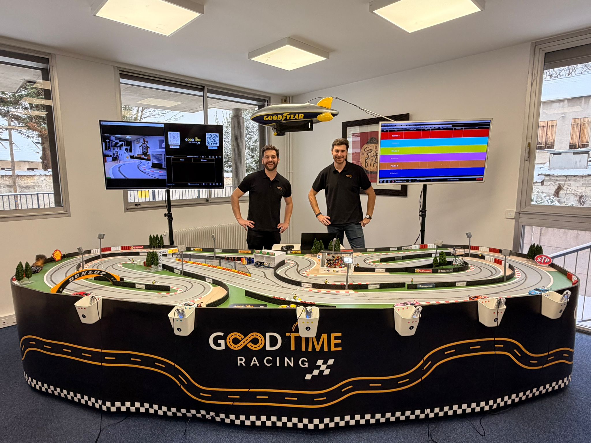 David et Thomas fondateurs de Good Time Racing devant leur circuit miniature électrique personnalisé