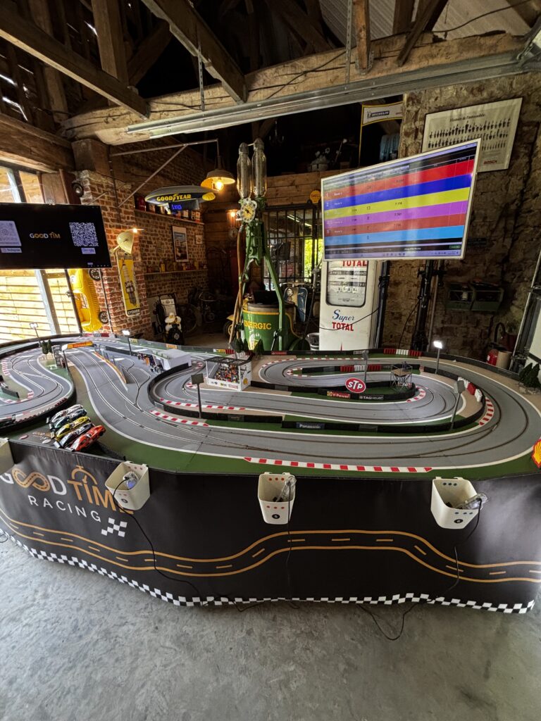 Circuit miniature électrique Good Time Racing installé dans un lieu événementiel vintage - animation clé en main transport et installation inclus
