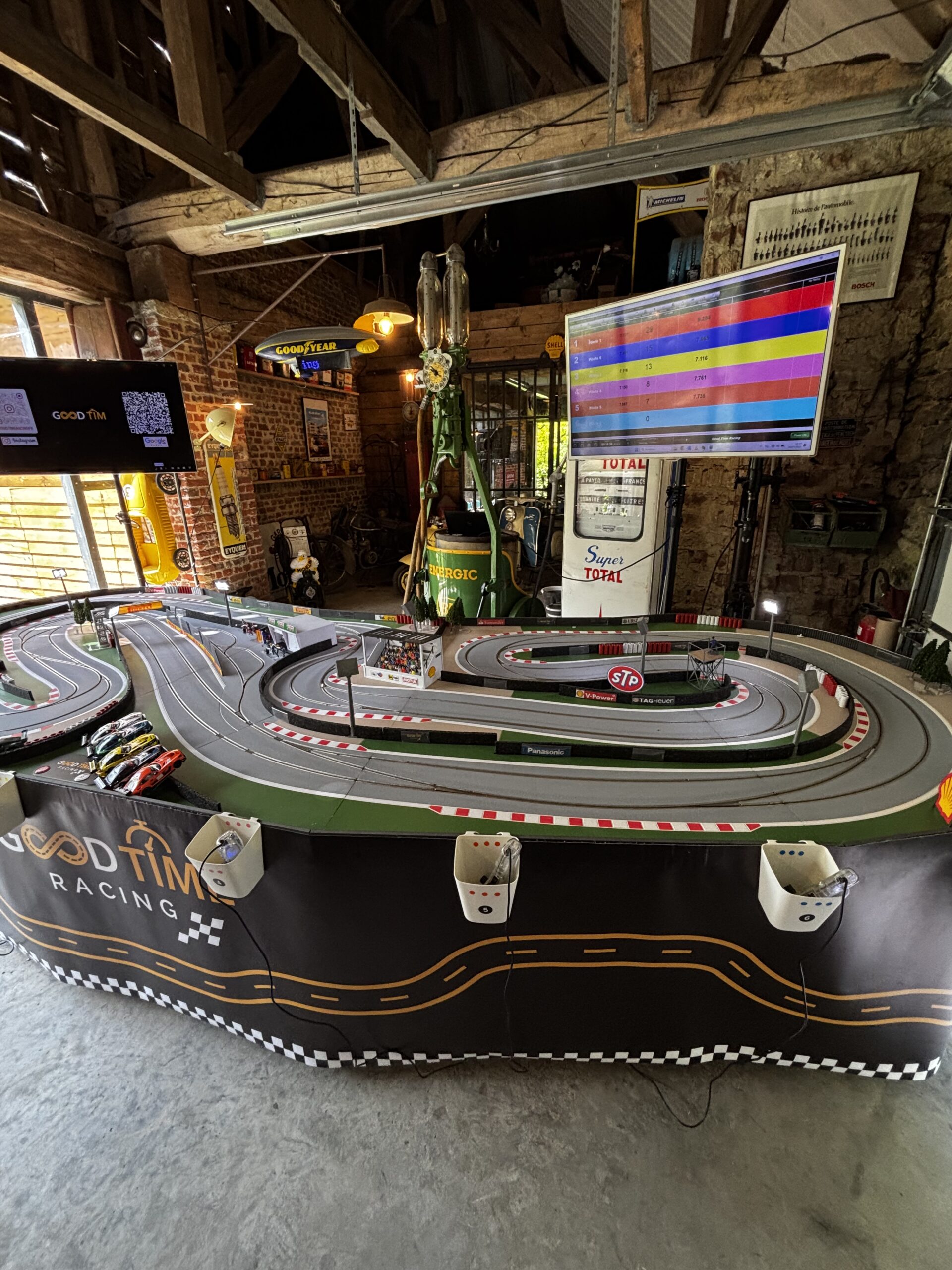 Circuit miniature électrique Good Time Racing installé dans un lieu événementiel vintage - animation clé en main transport et installation inclus
