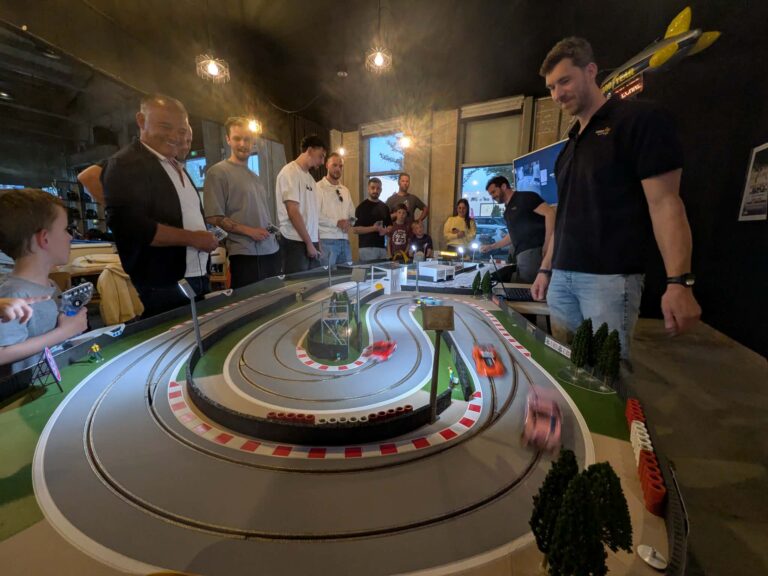 Animation circuit miniature électrique Good Time Racing lors d'un séminaire d'entreprise