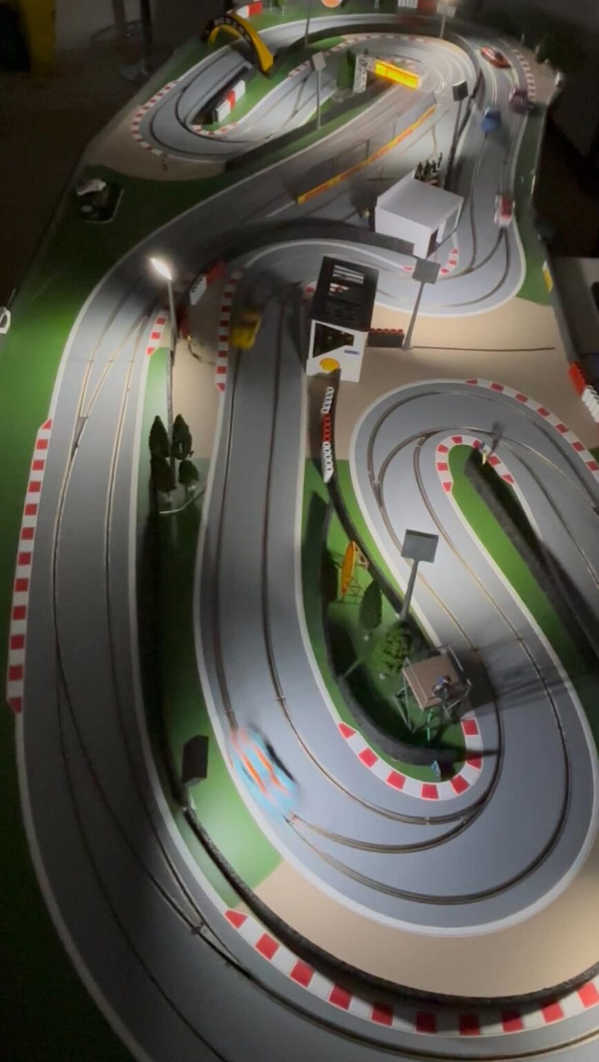 Vue plongeante sur le grand circuit Good Time Racing et ses longues courbes, voitures en course