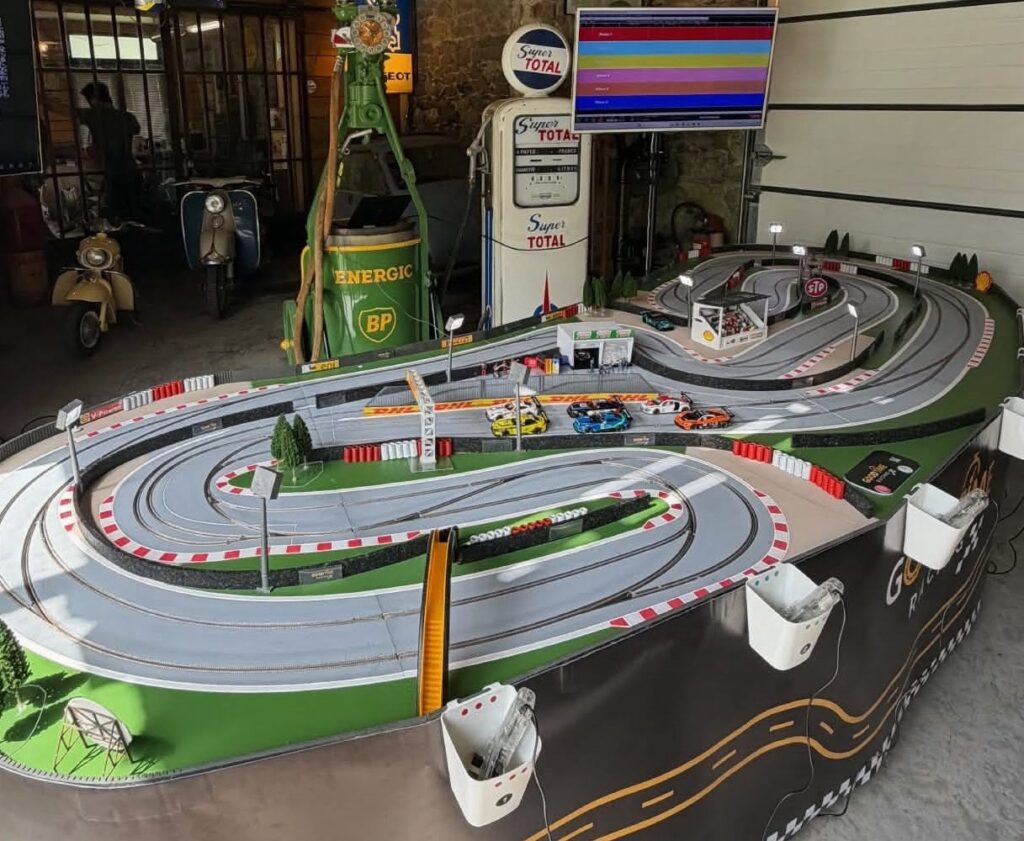 Le grand circuit Good Time Racing habillé à nos couleurs, voitures sur la grille et écran de classement des 6 pilotes